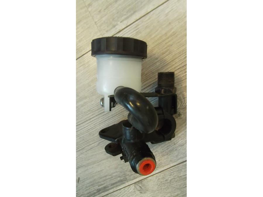 Vänster sida på Bromshuvudcylinder från en Triumph Speed Triple -2002 motorcykel.