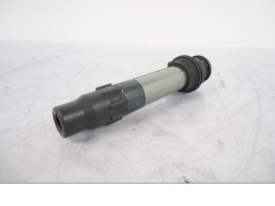 Vänster sida på Tändspole från en Honda VFR 1200 -2010 motorcykel.