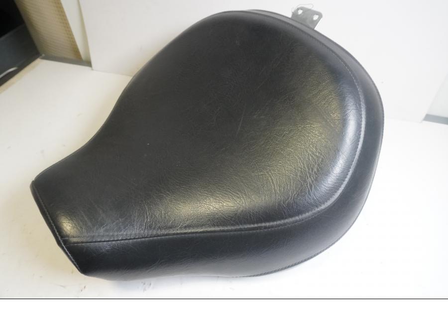 Baksidan på Sadel från en Suzuki VL 800 -2001 motorcykel.