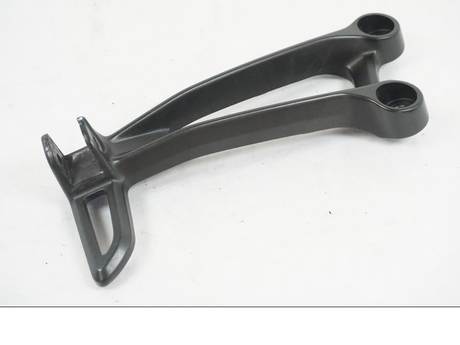 Snett uppifrån på Fotpinnefäste från en Yamaha MT-07 -2019 motorcykel.