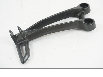 Snett uppifrån på Fotpinnefäste från en Yamaha MT-07 -2019 motorcykel.