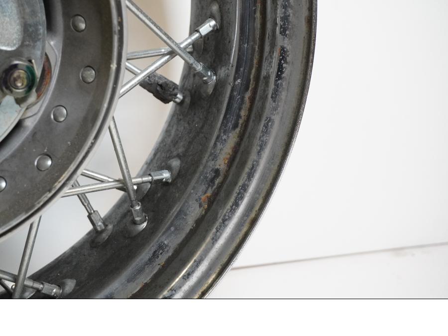 Extrabild5 på Fälg från en Yamaha XVS 1100 -2000 motorcykel.