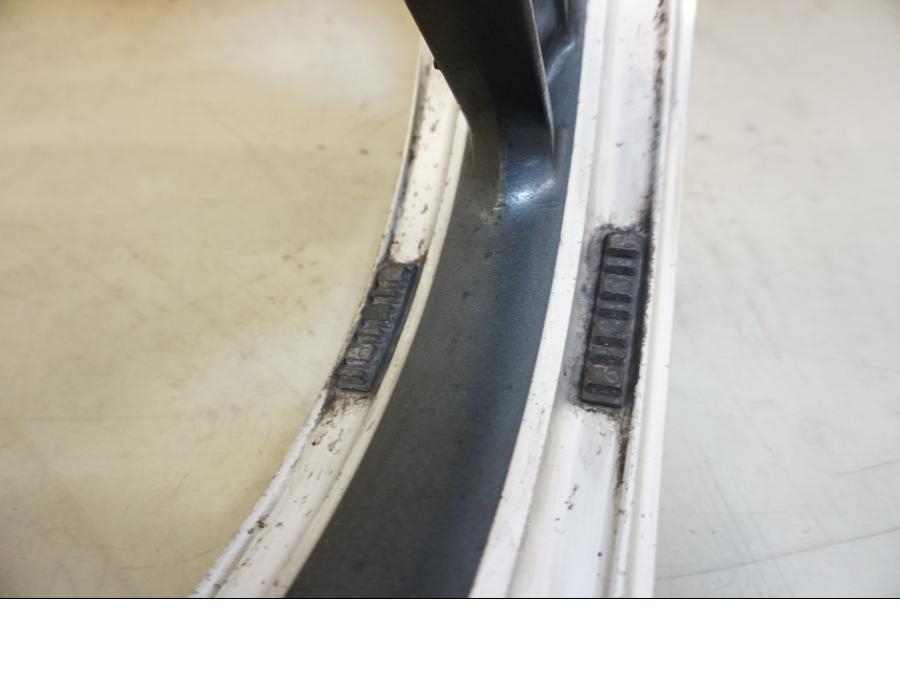 Extrabild1 på Fälg från en Kawasaki ZZR 1100 -1994 motorcykel.