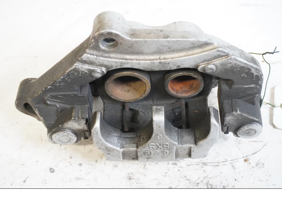 Framsidan på Bromsok från en Yamaha XVS 1100 -2006 motorcykel.