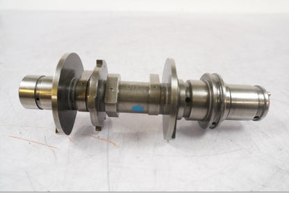 Baksidan på Kamaxel från en Ducati Multistrada 1260 -2020 motorcykel.