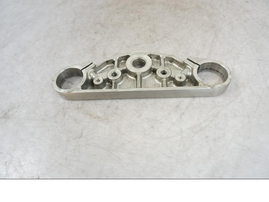 Snett nerifrån på Gaffelkrona från en Kawasaki VN 1500 Mean Streak -2002 motorcykel.