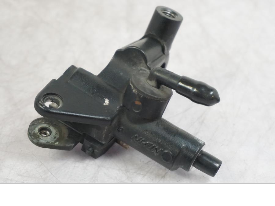 Framsidan på Bromshuvudcylinder från en Triumph Tiger -2009 motorcykel.