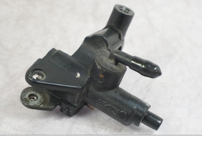 Framsidan på Bromshuvudcylinder från en Triumph Tiger -2009 motorcykel.