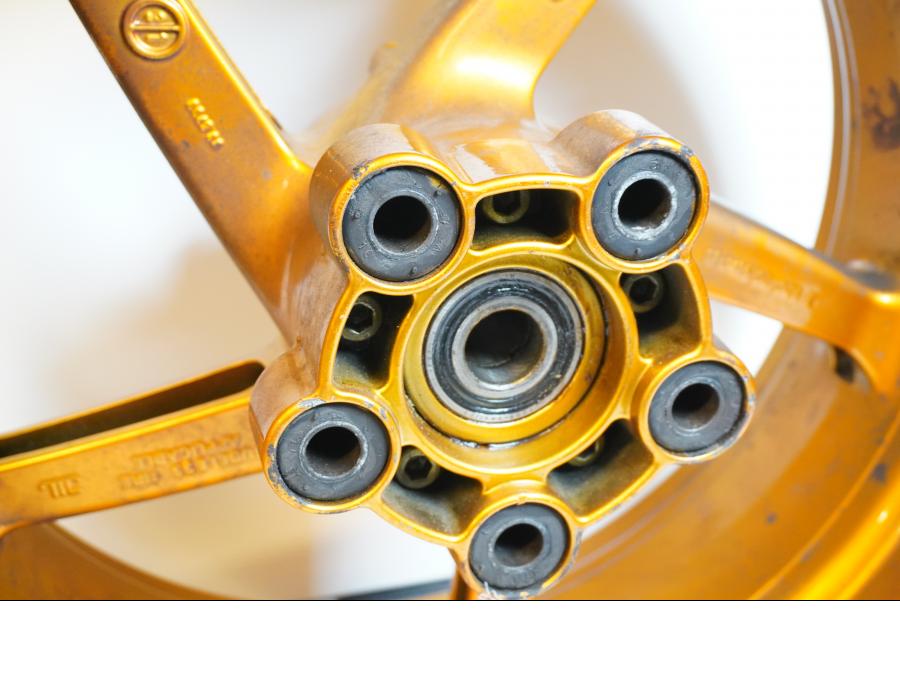 Extrabild2 på Fälg från en Aprilia SL 1000 Falco -2000 motorcykel.