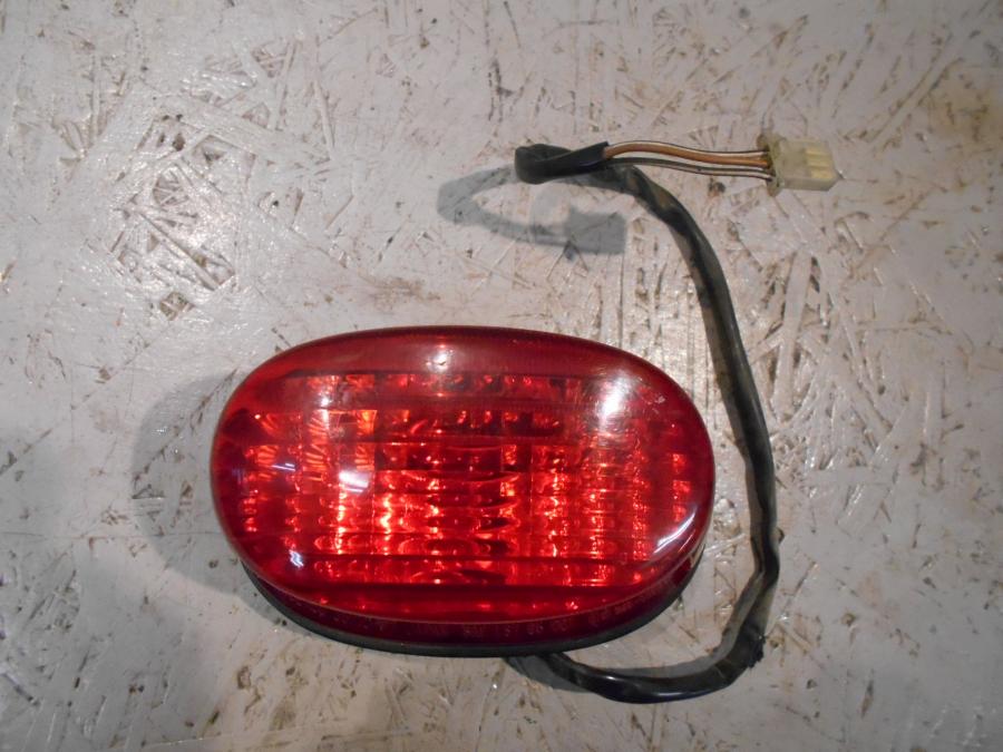 Framsidan på Baklampa från en Suzuki VZ 800 -2000 motorcykel.