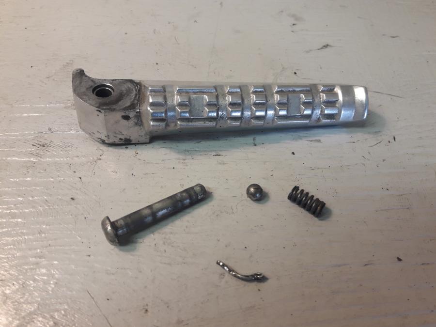 Framsidan på Fotpinne från en Yamaha WR 125 -2010 motorcykel.