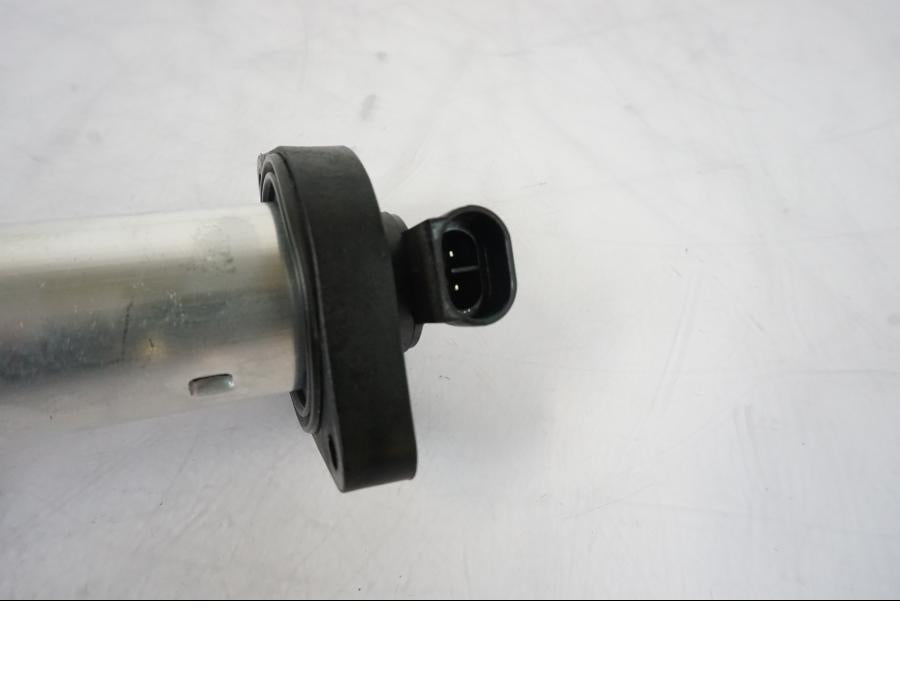 Baksidan på Bensintankgivare från en KTM 790 Duke -2019 motorcykel.