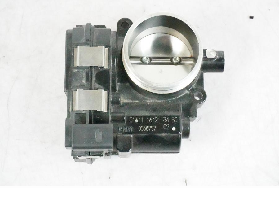 Framsidan på Spjällhus från en BMW R 1250 GSA -2021 motorcykel.