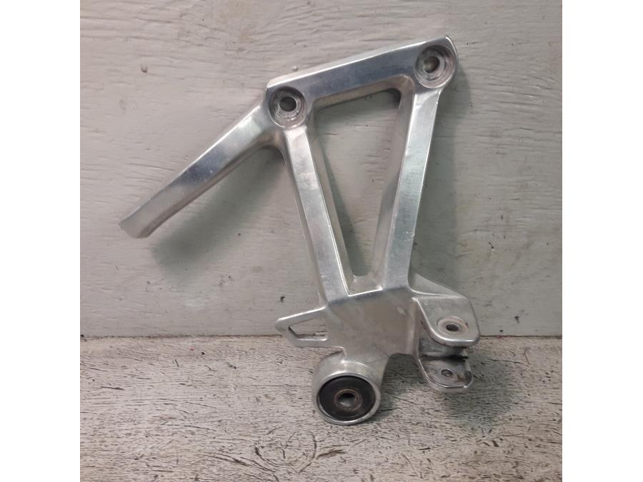 Framsidan på Fotpinnefäste från en Yamaha FZ-S 600 -2000 motorcykel.