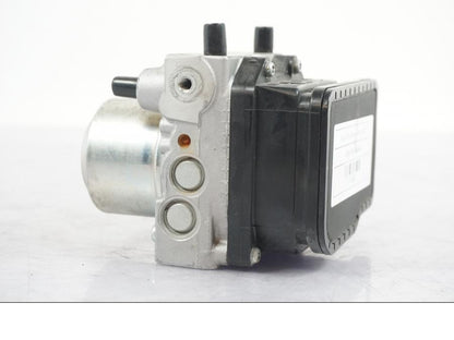 Vänster sida på ABS Modulator från en Suzuki GSF 1250 -2010 motorcykel.