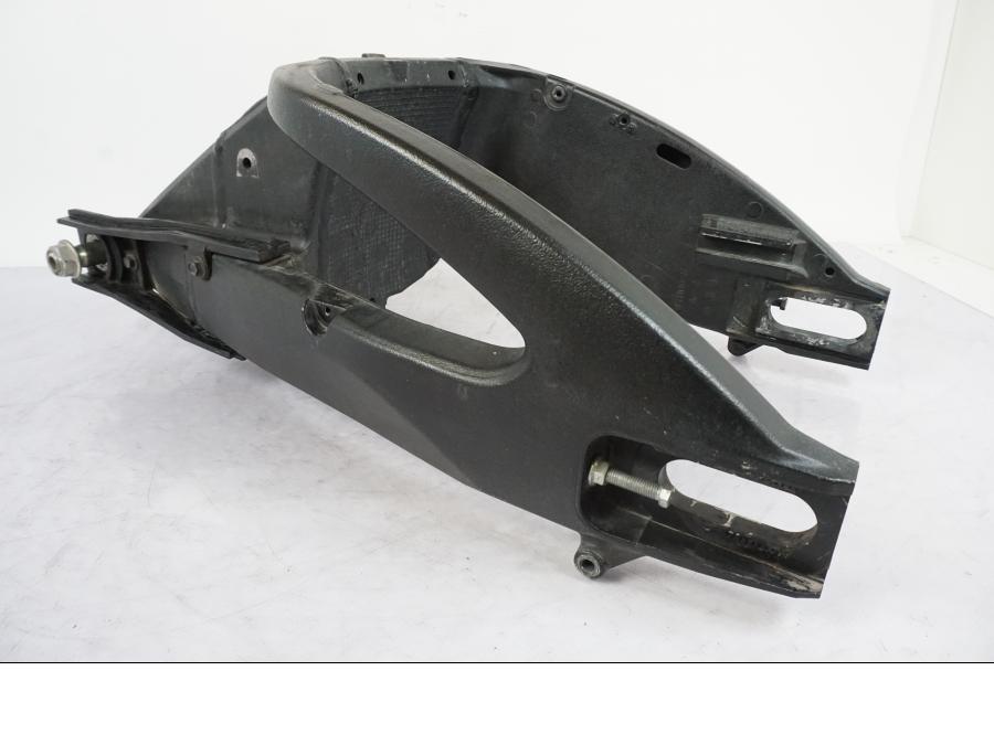 Höger sida på Sving från en Suzuki GSX-S 1000 -2017 motorcykel.