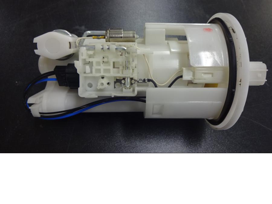 Framsidan på <p>Bensinpump insprut från Yamaha YZF 1000 R1 2008.</p>

<p>Även R6 08-10.</p> motorcykel.