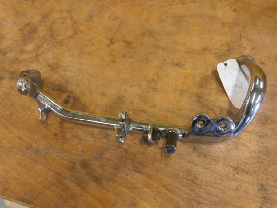 Framsidan på Fotpinnefäste från en Yamaha XV 535 -1988 motorcykel.