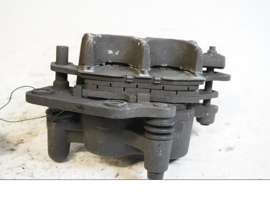 Höger sida på Bromsok från en Suzuki DL 1000 -2003 motorcykel.