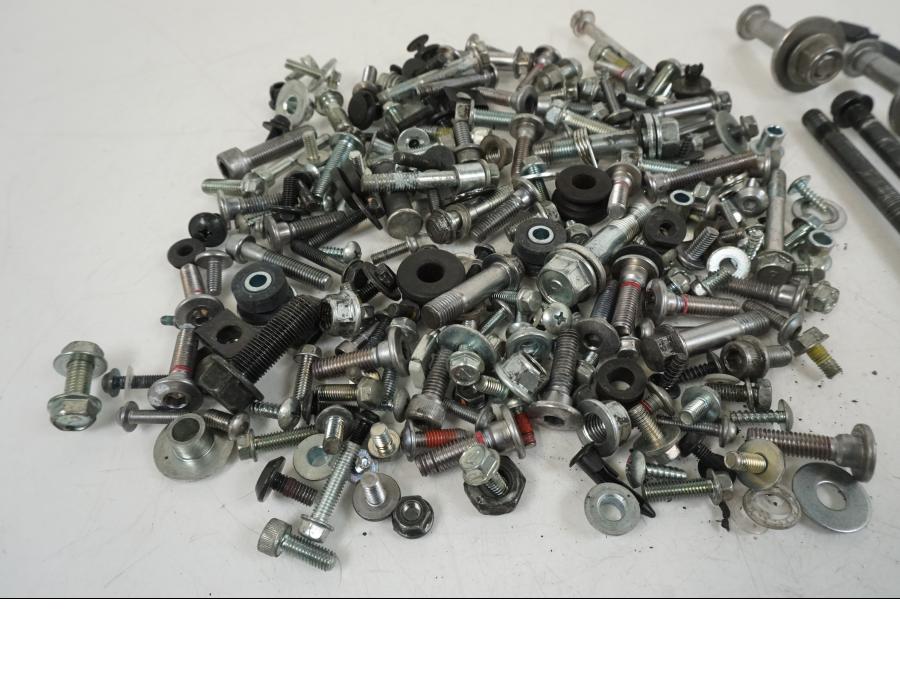 Baksidan på Skruv / Mutter etc från en Kawasaki ER-6F -2016 motorcykel.