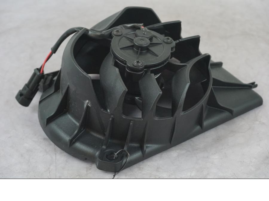 Vänster sida på Vattenkylfläkt från en KTM 1290 Super Duke R -2022 motorcykel.