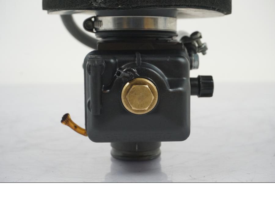 Höger sida på Förgasare från en Aprilia RS 125 -2000 motorcykel.