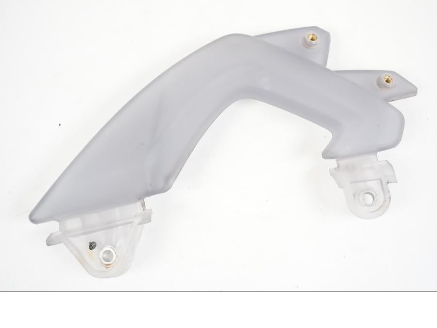 Framsidan på Vindrutefäste från en BMW F 650 CS -2002 motorcykel.