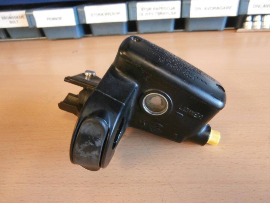 Framsidan på Kopplingshuvudcylinder från en Honda GL 1500 -1998 motorcykel.