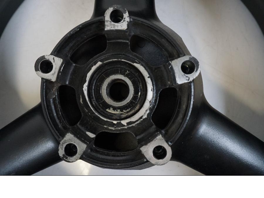 Baksidan på Fälg från en Suzuki GSX 600 F -1998 motorcykel.