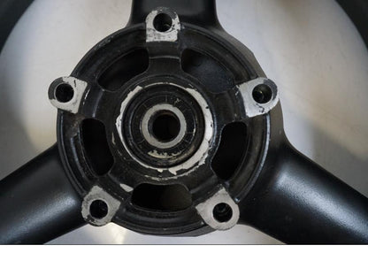 Baksidan på Fälg från en Suzuki GSX 600 F -1998 motorcykel.