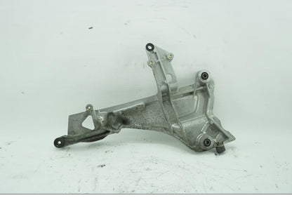 Baksidan på Fotpinnefäste från en Honda ST 1100 -1999 motorcykel.