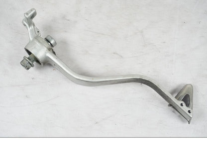 Snett nerifrån på Bromspedal från en KTM 690 SM R -2009 motorcykel.