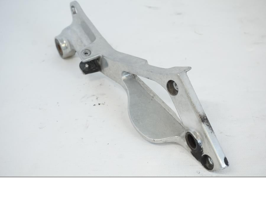 Vänster sida på Fotpinnefäste från en Yamaha TDM 850 -1998 motorcykel.