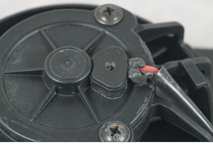 Snett nerifrån på Vattenkylfläkt från en KTM 690 Duke -2015 motorcykel.