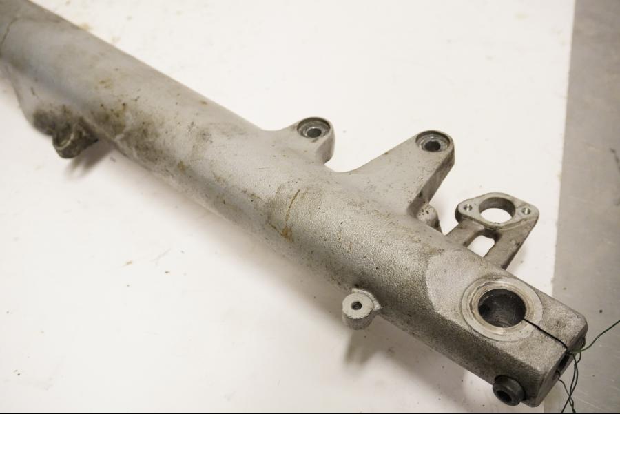 Baksidan på Gaffelben från en BMW R 1150 RT -2002 motorcykel.