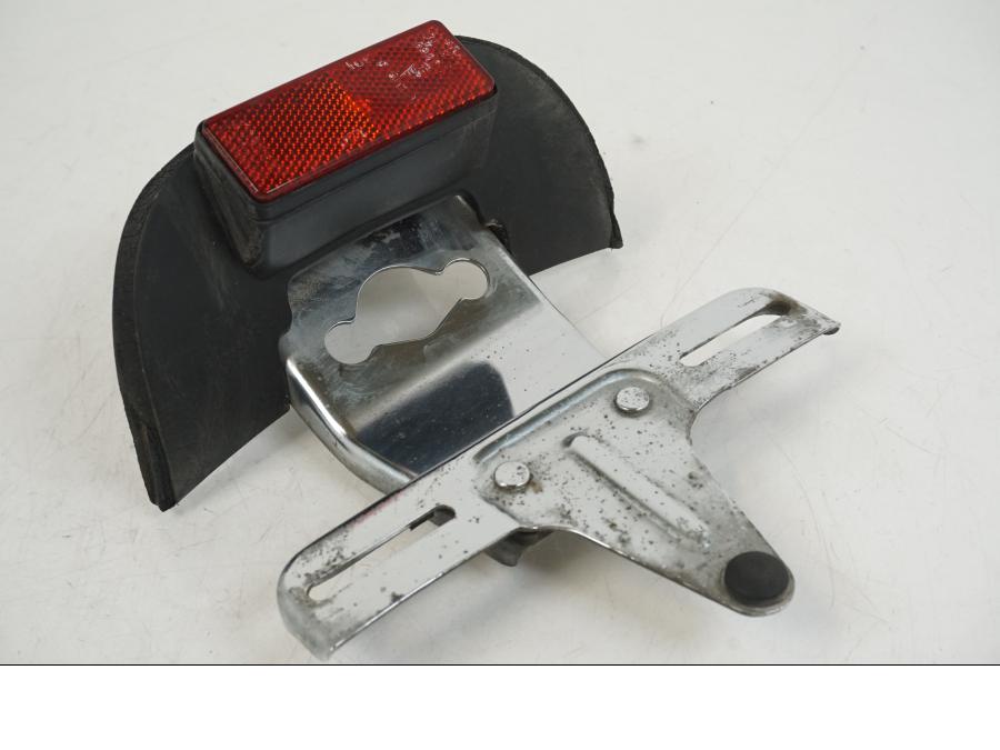 Baksidan på Skylthållare från en Suzuki VS 1400 -1999 motorcykel.