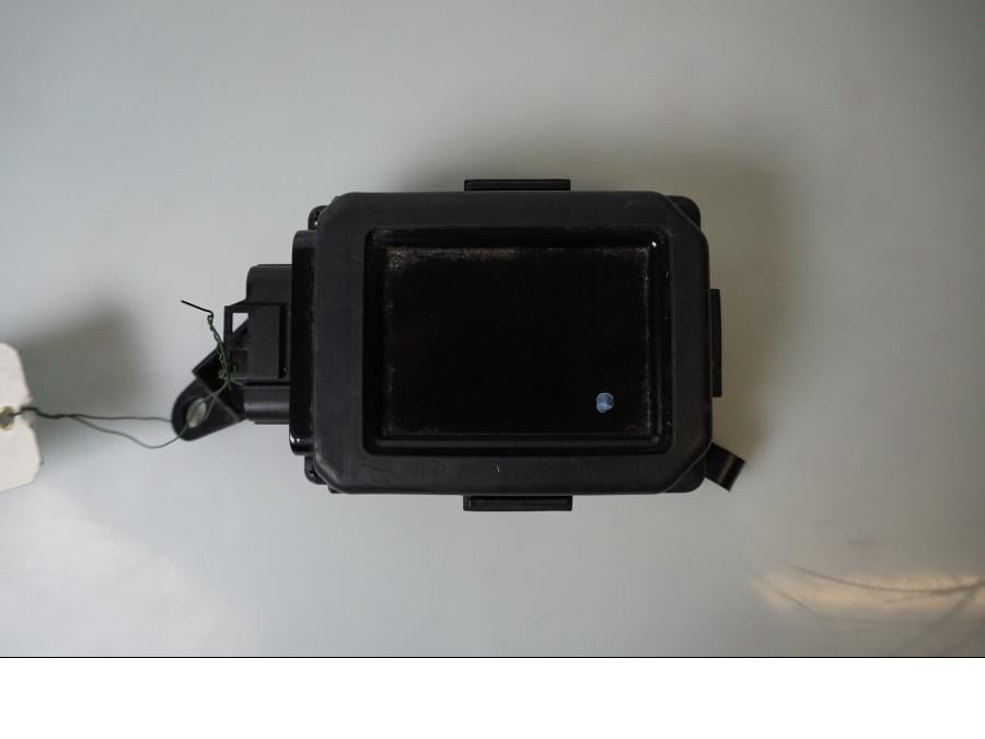 Framsidan på HLU-enhet från en KTM 1290 Super Adventure R -2021 motorcykel.