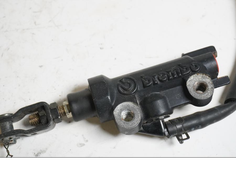 Baksidan på Bromshuvudcylinder från en Yamaha XJR 1300 -2005 motorcykel.