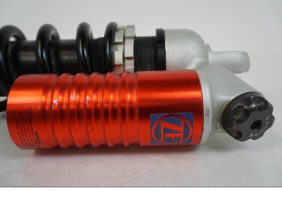 Snett uppifrån på Stötdämpare från en AJP PR7 -2021 motorcykel.