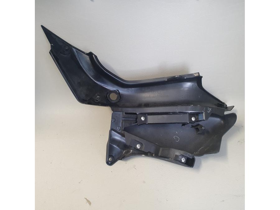 Baksidan på Sidopanel från en Suzuki M 1800 -2009 motorcykel.