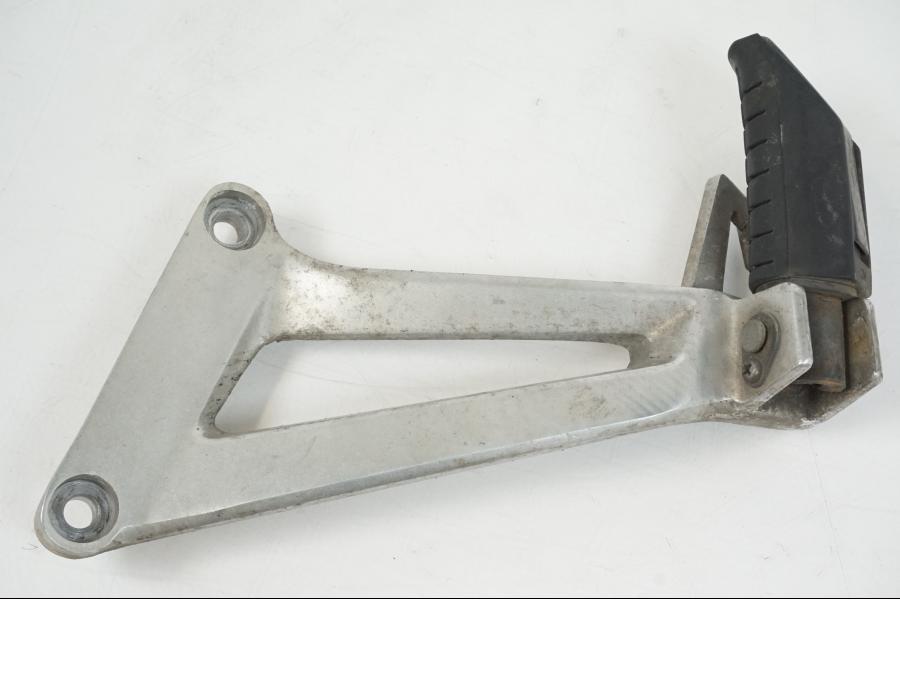 Framsidan på Fotpinnefäste från en Honda CBR 125 R -2006 motorcykel.