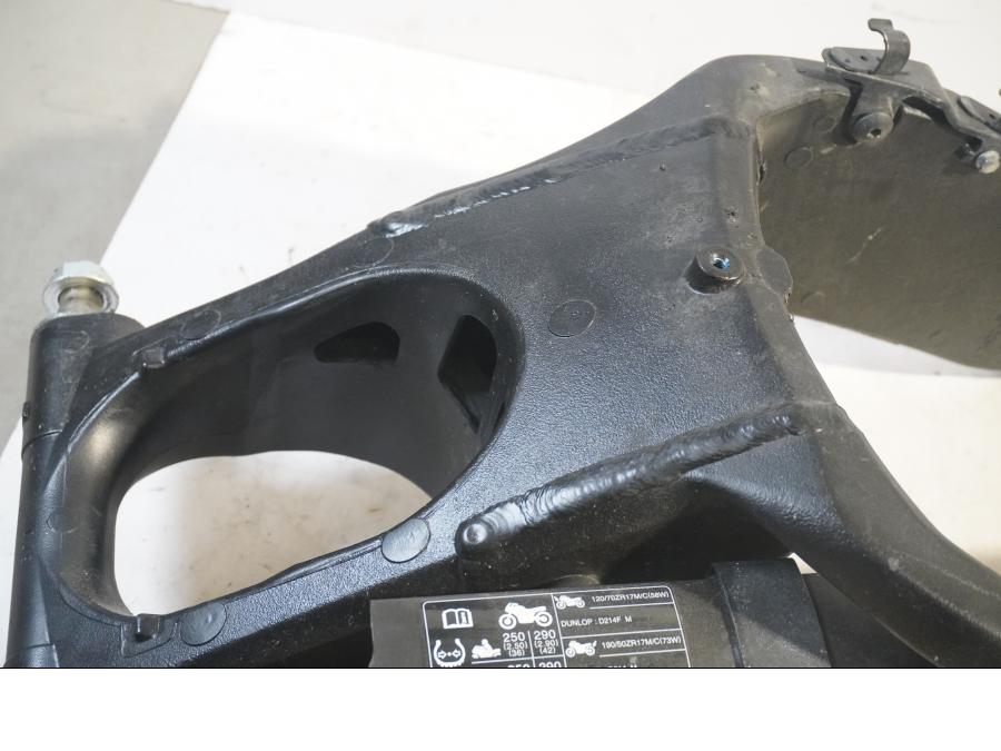 Vänster sida på Sving från en Suzuki GSX-S 1000 -2015 motorcykel.