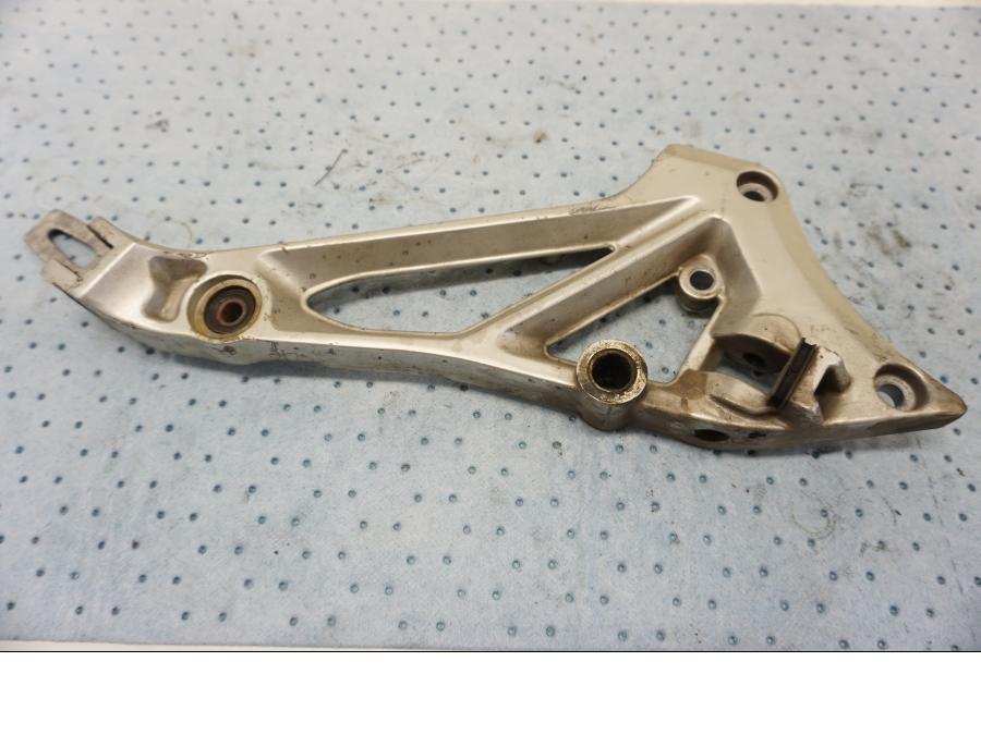 Framsidan på Fotpinnefäste från en Suzuki GSX 550 -1985 motorcykel.