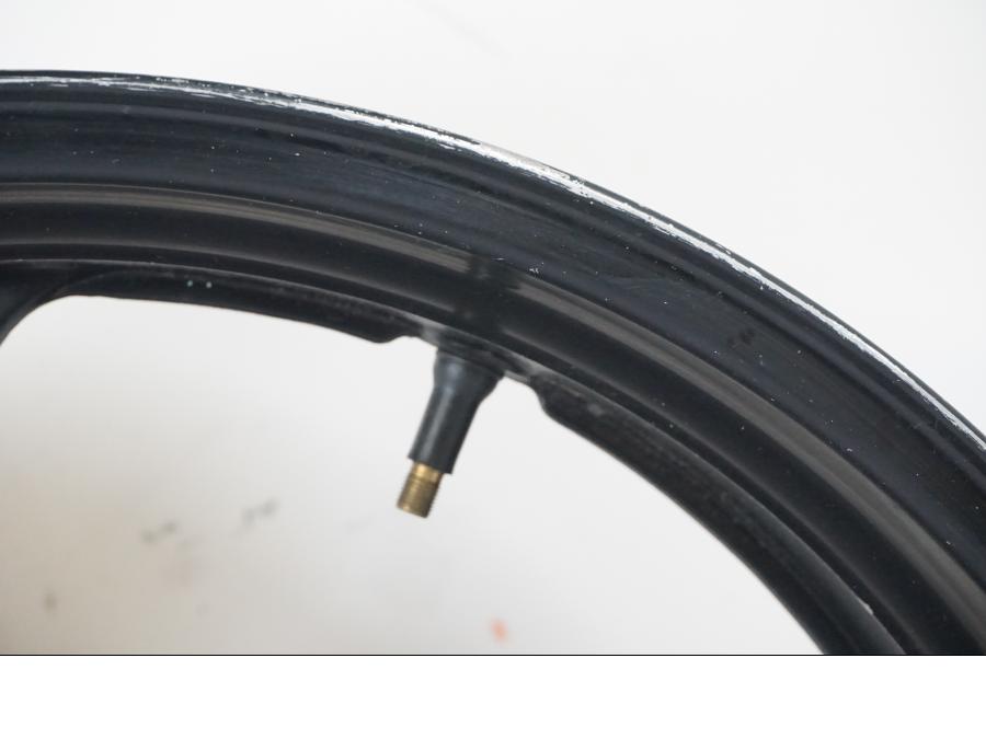 Snett nerifrån på Fälg från en Honda CBR 1100 XX -1999 motorcykel.