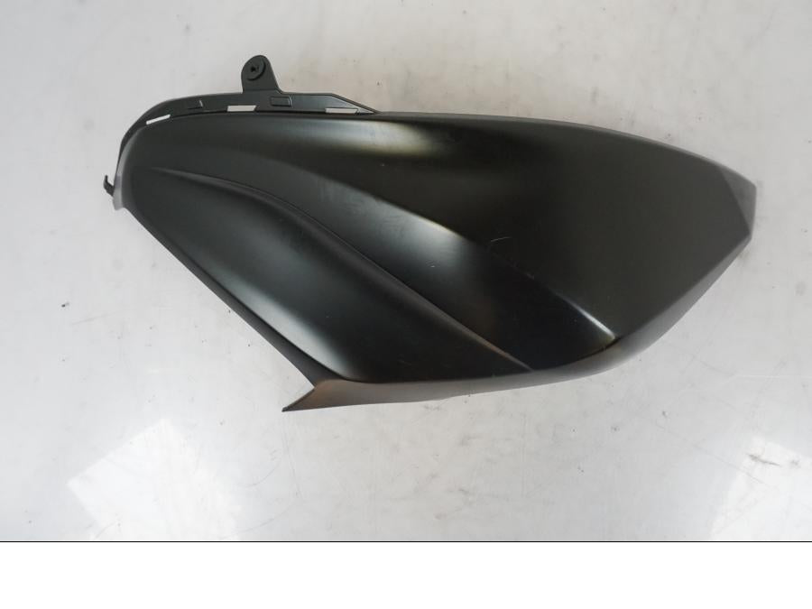 Framsidan på Tankkåpa från en Kawasaki Z 800 -2014 motorcykel.