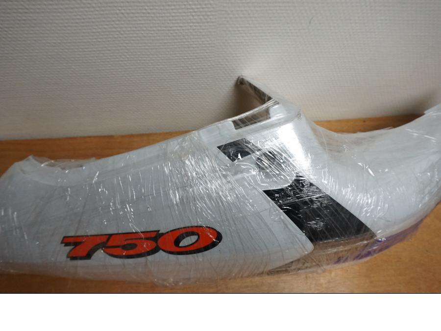 Höger sida på <p>Bakvinge höger från Suzuki GSX-R 750 1998.</p>

<p>Lättare lackskador finns.</p> motorcykel.