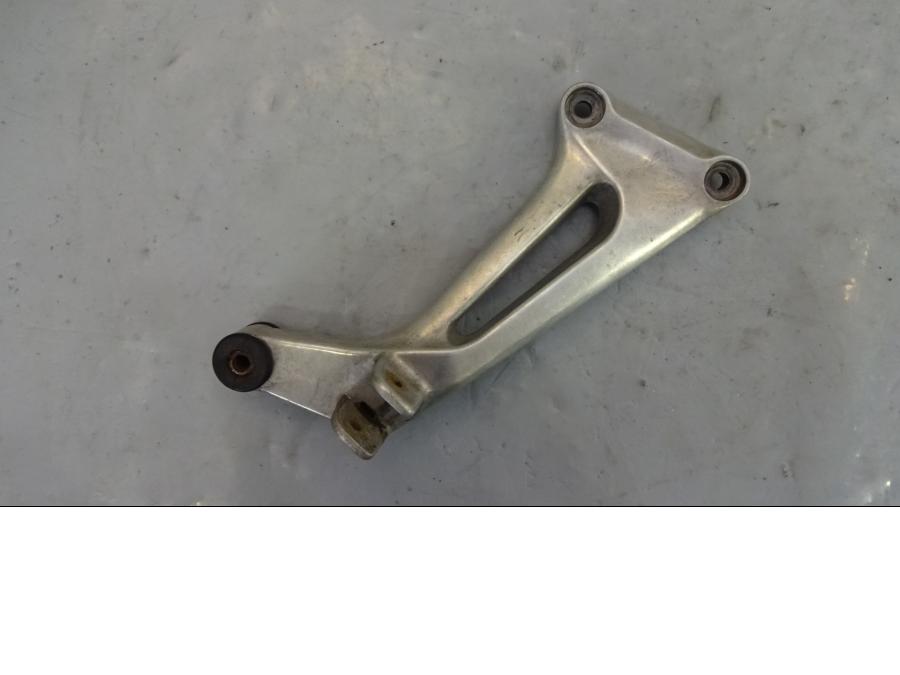 Framsidan på Fotpinnefäste från en Honda VTR 1000 F -1997 motorcykel.