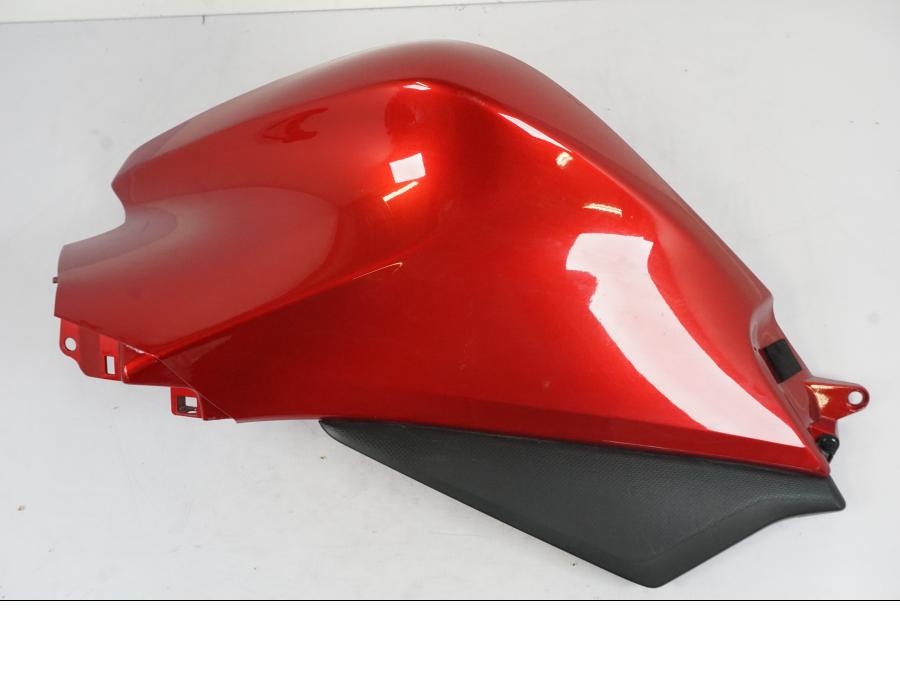 Framsidan på Bensintankskåpa från en Honda VFR 1200 -2010 motorcykel.