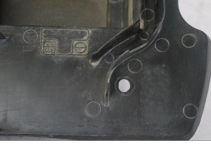 Höger sida på Batterihållare från en Suzuki VL 800 -2002 motorcykel.