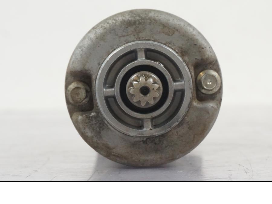 Snett nerifrån på Startmotor från en KTM 1190 Adventure -2015 motorcykel.